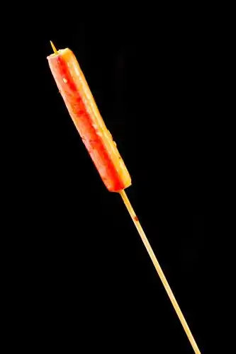 黑底上放着蟹棒 蟹棒串