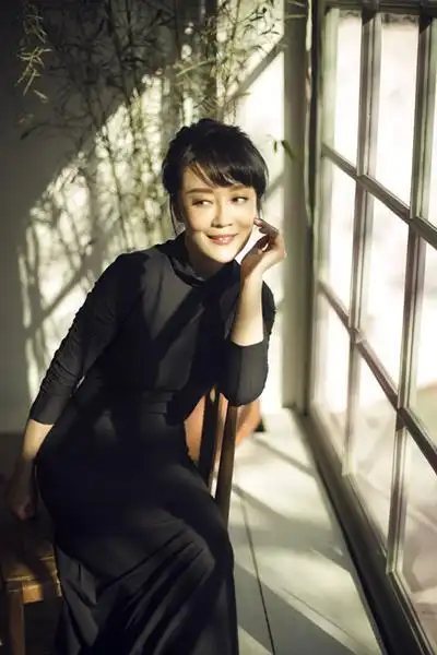 于中中执导,谭松韵,姜潮领衔出演,实力演员冯波,董慧,白凡等联合出演