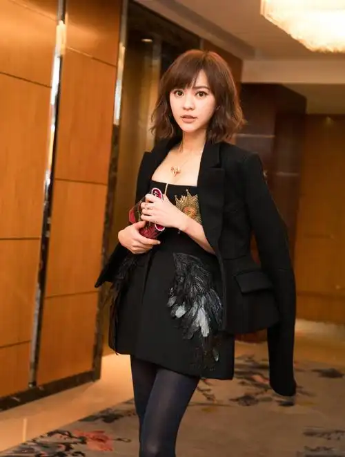 "白莲海王"陈意涵,亲吻胡歌暧昧赵又廷,与前男友组团出游3-度小视