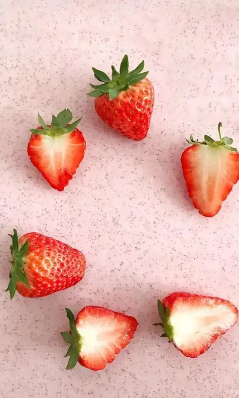 精美草莓少女心粉色系锁屏背景图