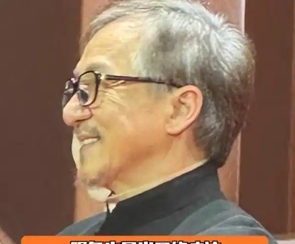 泪目成龙近照曝光头发花白胡子花白沧桑至极终究是老了