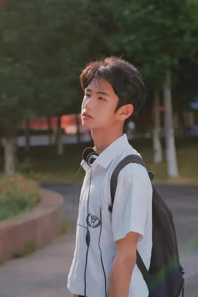 青春:"阳光 迟到 操场 背影 下课 走廊 相遇 小卖部 偷 - 抖音