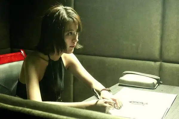 热依扎《缉枪》上映 拍戏太拼险成脑震荡