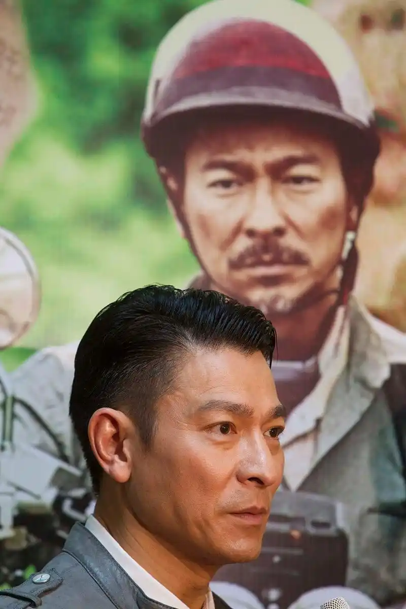 在电影《失孤》的拍摄现场,一位耍大牌的男明星竟然因为刘德华蹲地