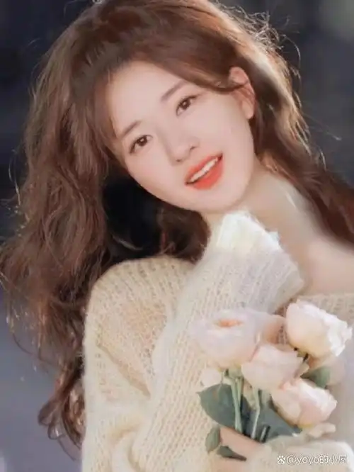 照片中,赵露思扎着可爱的丸子头,身着一套精致的西装,展现出一种既