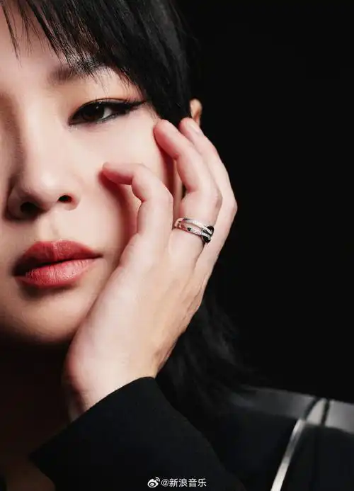 周笔畅微博之夜金属西装