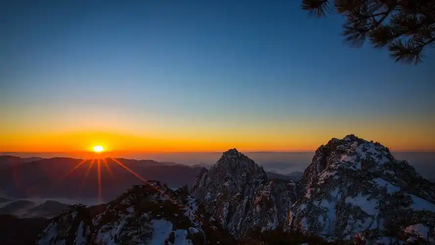 黄山雪景桌面壁纸_秀丽的黄山雪景