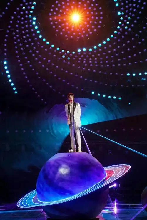 湖南春晚开播,代言人华晨宇唱新歌撑门面,线上增流量线下聚人气