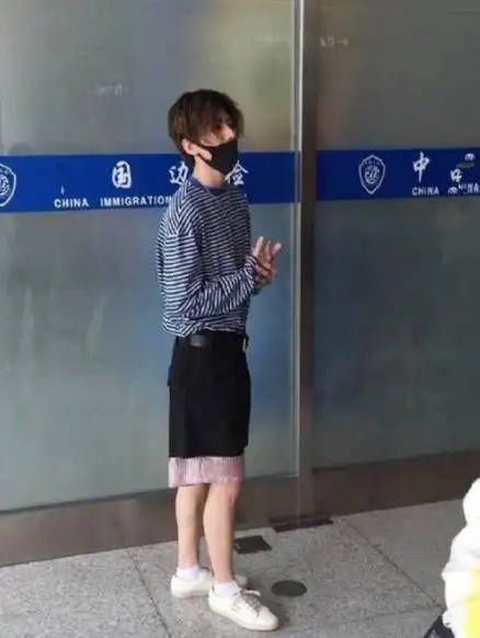 蔡徐坤穿女装,效果引争议,路人:那条半身裙,是真的丑