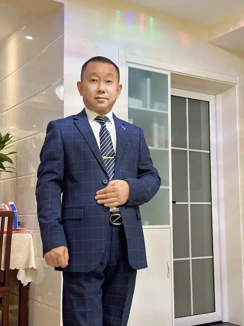 新买的西服好不好看? #70后 #深情老男人 #正装大叔#儒 - 抖音