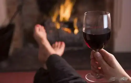 独自喝酒的女人_一个人