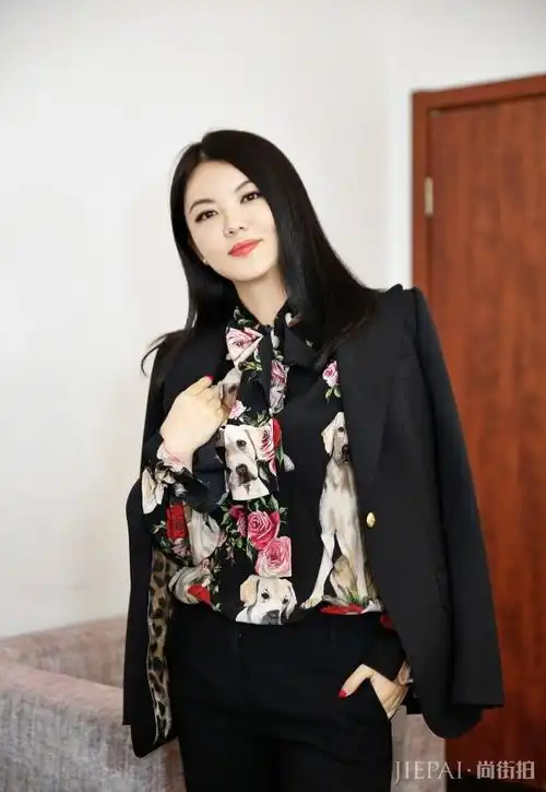 李湘近照又美了,微胖身材也把印花单品穿得格外好看 – 尚街拍