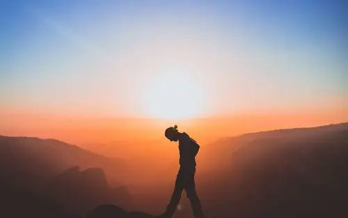 唯美意境,逆光拍摄,草原,唯美,人物,电脑壁纸,壁纸逆光人像剪影唯美