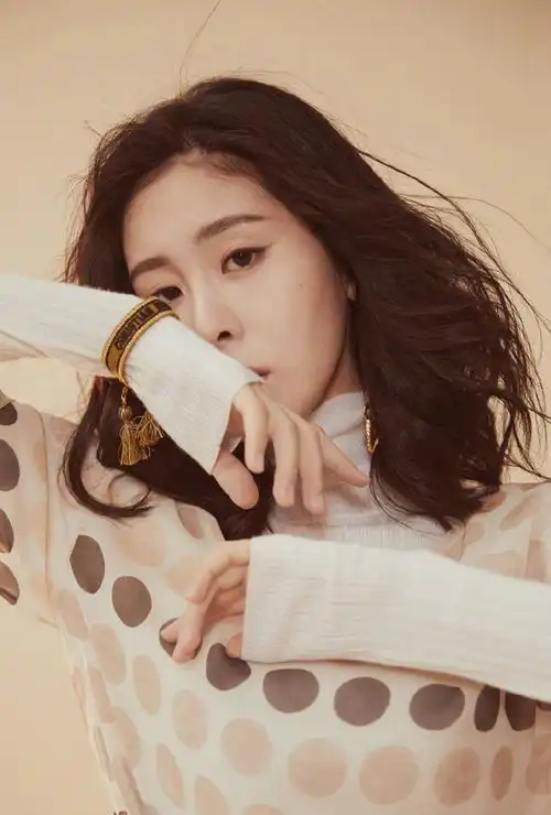 简介:张碧晨清雅动人写真图片,分享一组张碧晨图片给大家,图中的明星