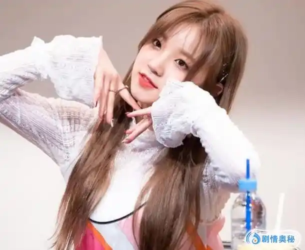 宋雨琦的直发更加显淑女气质,要说她的年龄还有19岁还真的是看不出