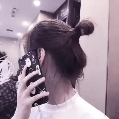 拿手机的可爱女生头像