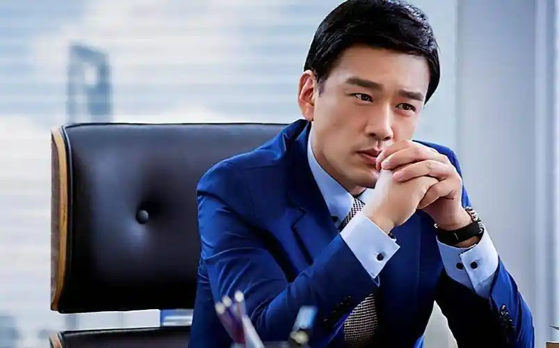 王耀庆:逼疯薇娅,拉黑佟丽娅,却独宠妻子19年,今因怼人爆红