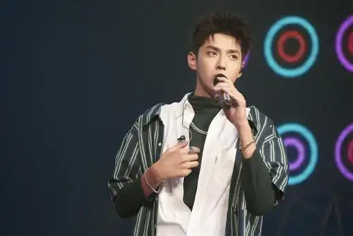 本期节目中,不仅有332万歌迷与吴亦凡同框合唱《想你》,更有派对主人