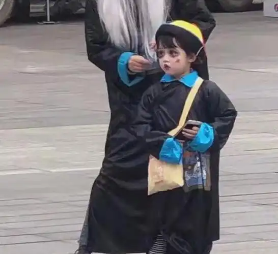 万圣节"小僵尸"走红,红脸蛋黑眼圈太萌,网友:又想骗我生孩子_网易订阅