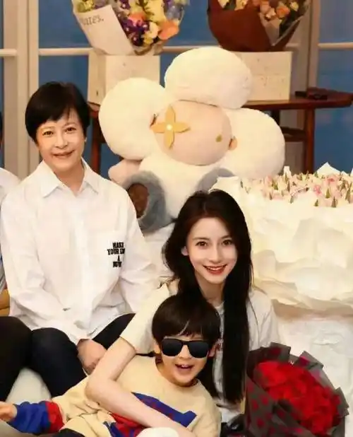 杨颖带7岁儿子小海绵买衣服,引发关注其超标准身高