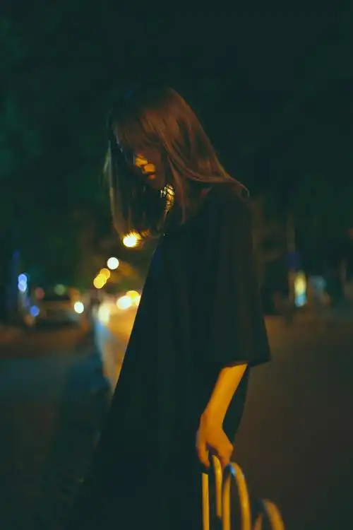 有气质的美女夜晚摄影写真图片超有气质的黑衣美女写真图片