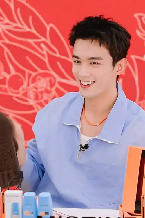 甜美又臭屁的小可爱    #吴磊