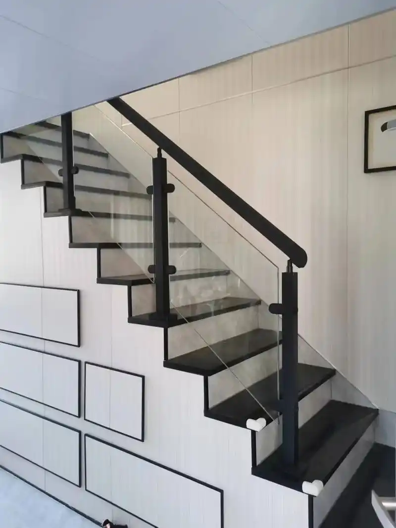 家装磨砂黑玻璃楼梯扶手.您还没找到好看又实用的楼梯扶手吗? - 抖音