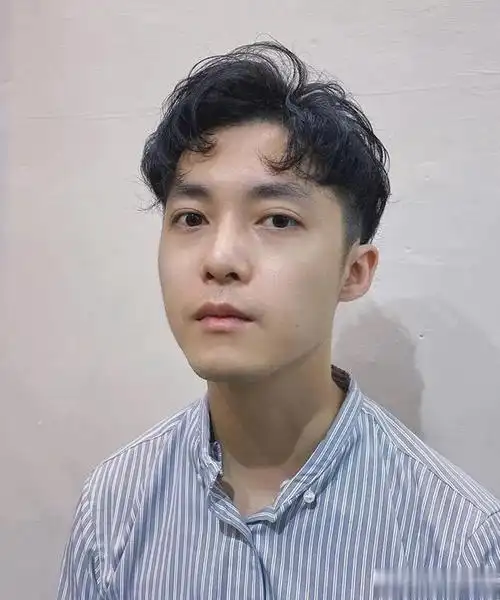 如果说咱们男生想要一款比较好看的刘海发型,可以在刘海上想办法,两边