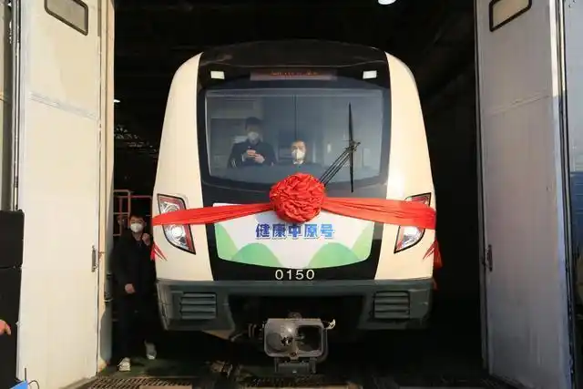 随着地铁车头上的红绸缎被揭开,汇聚满满健康元素的郑州地铁健康宣传