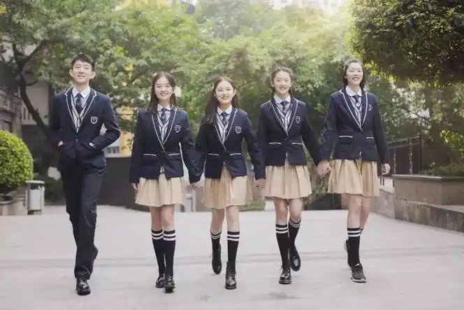 有礼仪校服和运动校服,礼仪校服是西式的风格,非常漂亮,运动校服就是
