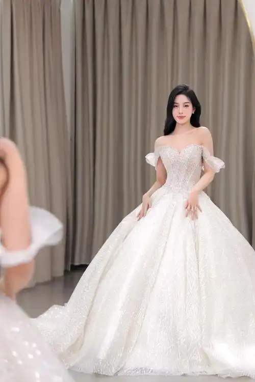 是不是每个女生都有一个婚纱梦96 穿婚纱拍照真的很漂亮!