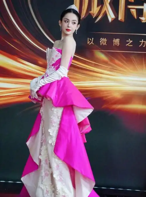 微博之夜古力娜扎惊艳亮相,粉色长裙引热议,网友:美得像公主!