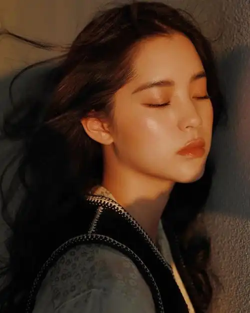 欧阳娜娜夕阳下露温柔侧颜 穿印花衬衫搭马甲变文艺少女