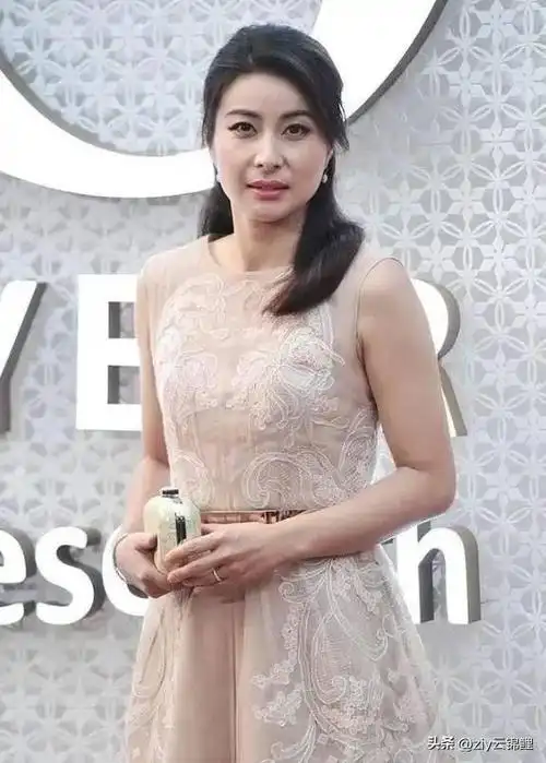 郭晶晶出席活动,三万包包成笑柄,尴尬表情引网友吐槽|跳水赛事|游泳