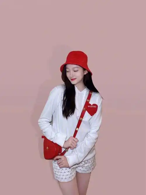 品牌大使关晓彤身着valentino七夕限定系列心形刺绣卫衣与短裤