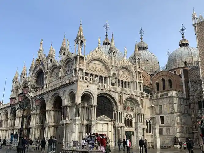 2023圣马可大教堂游玩攻略,教堂上的画全部用小颗马赛克.
