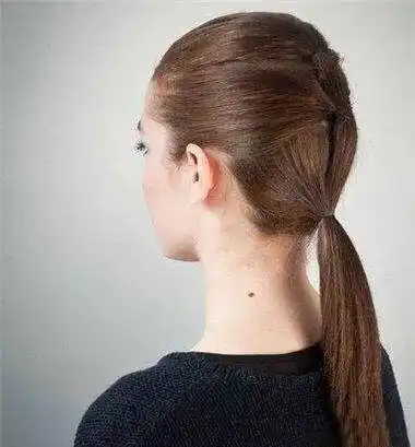 一款时尚又低调的低马尾发型不但在夏季清凉舒爽并且气质满满,再也不