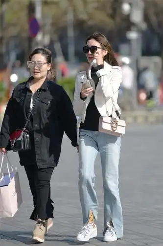 时尚百搭的牛仔裤春季轻松搭配穿出你的优雅时尚范