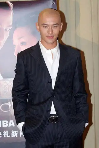 流行风尚   黄晓明的黑白配加上他的光头看起来格外有形,而且个性十足