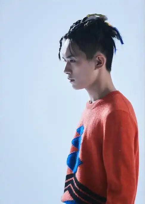 易烊千玺花絮照公开,扎小辫却更显男人味,网友:不愧是高级脸