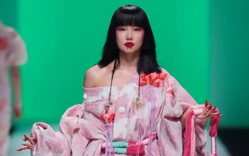 密扇大秀——超模黄龄带着众妃子巡街 饭拍视角