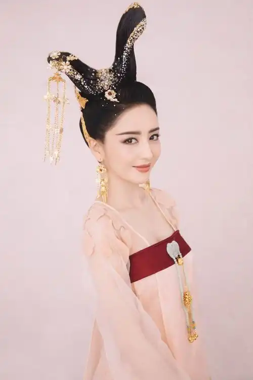 佟丽娅穿金色古装优雅高贵对镜浅笑尽显女神风韵