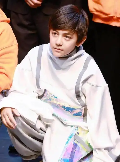 刘烨儿子近照曝光,12岁诺一学习打网球,模样帅气似"网球王子"