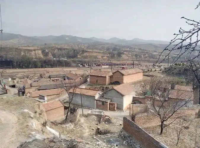 旧社会我村的一角景象.