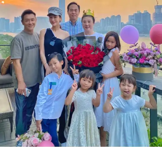 陈浩民一家8口合照,小16岁娇妻5年4胎状态年轻,还要再拼个男娃