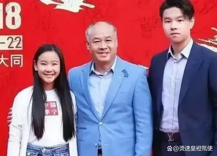 体操王子李宁身家过百亿头发斑白尽显老态六旬妻子依然貌美