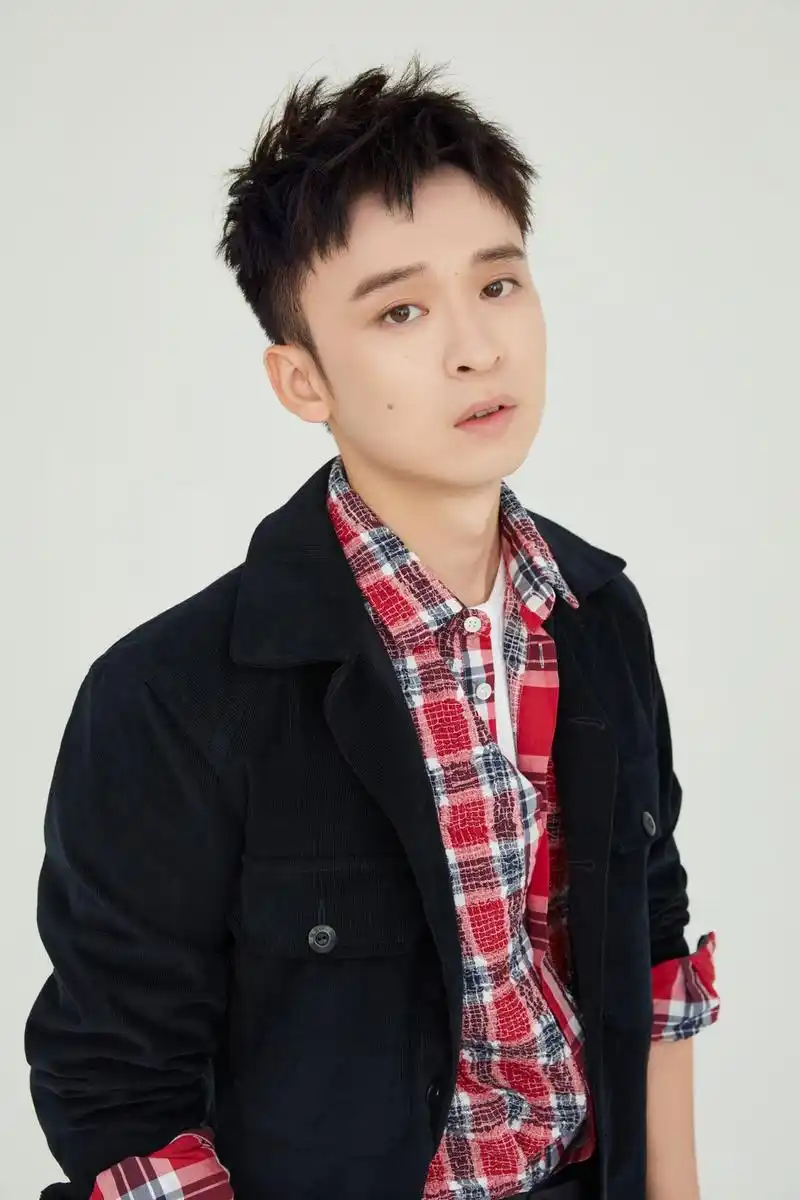 董子健校园风写真曝光 格子衫青春洋溢_高清图集_新浪网