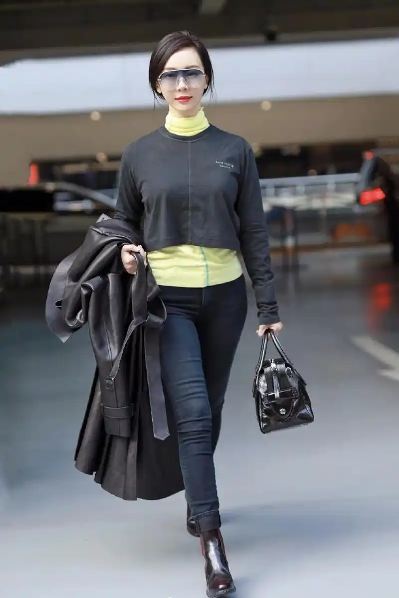 陈数低调现身机场运动上衣搭配紧身牛仔裤基础款穿出高级感