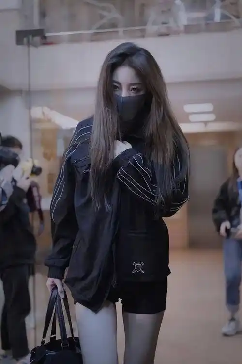 人设崩塌喻言因不雅言论被资本封杀参加节目全程被打码