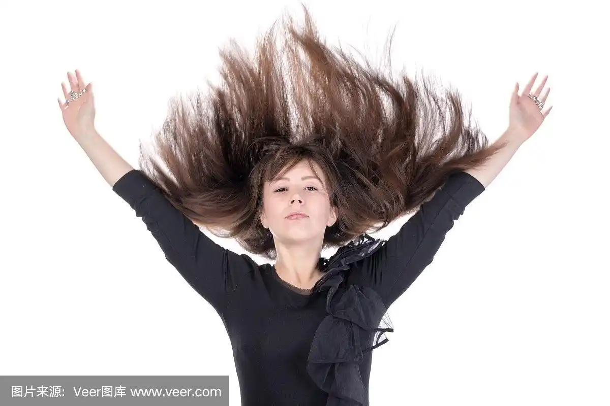 头发在空中飘动的年轻女子